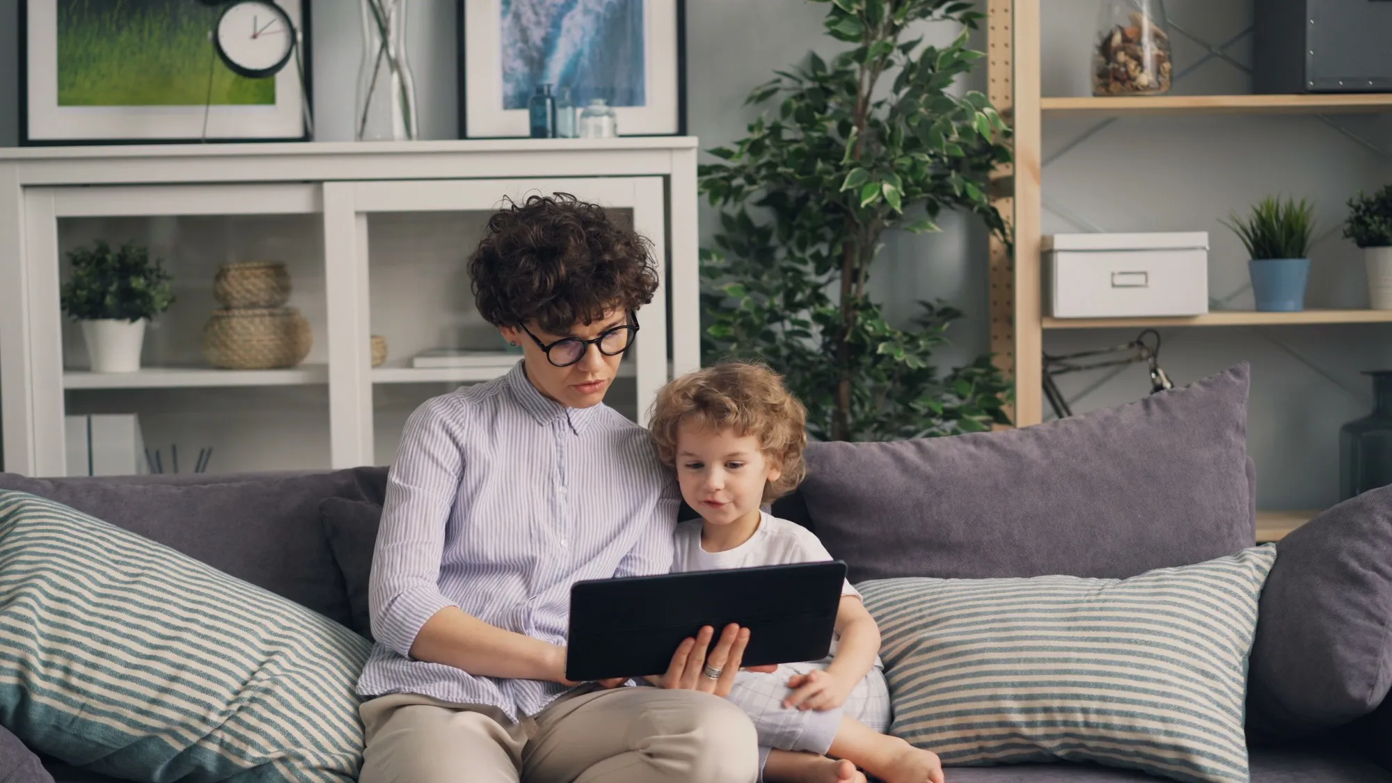 Screen Time-2000w A parent and child looking at a tablet together.